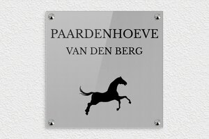 Naambord paard - Gegraveerd plexiglas - gris-noir - screws-caps - nl-nl-gebied-paarden-stal-003-3-1756722284502 Naambord paard - Gegraveerd plexiglas - gris-noir - screws-caps - nl-nl-gebied-paarden-stal-003-3-1756722284502