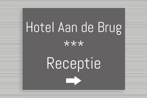Bewegwijzering hotel - Gegraveerd PVC - gris-souris-blanc - none - nl-nl-sector-toerisme-hotel-receptie-003-3-1756721658661