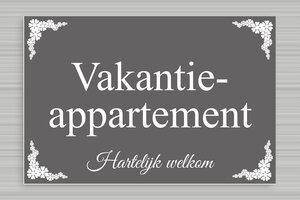 Borden Vakantiewoning - Gegraveerd PVC - gris-souris-blanc - none - nl-nl-vakantie-appartement-bord-001-2-1756800144601