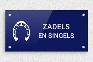 Naambord paard - Gegraveerd plexiglas - bleu-blanc - screws - nl-nl-zadels-singels-bord-003-2-1756722313736 Naambord paard - Gegraveerd plexiglas - bleu-blanc - screws - nl-nl-zadels-singels-bord-003-2-1756722313736