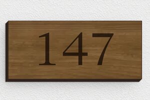 Plaque de porte bois - plaque-maison-bois-001-3 - 80 x 35 mm - noyer - glue - plaque-maison-bois-001-3