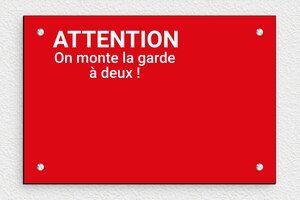 Pancarte Chien humour - Attention on monte la garde à deux - 210 x 140 mm - PVC - custom - screws - plaque-maison-portail-chien-008-1