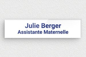 Plaque Professionnelle Assistante Maternelle - ppro-assistantematernelle-003-1 - 100 x 25 mm - blanc-bleu - glue - ppro-assistantematernelle-003-1