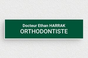 Plaque Professionnelle Orthondontiste - ppro-job-orthodontiste-010-1 - 100 x 25 mm - vert-sapin-blanc - glue - ppro-job-orthodontiste-010-1