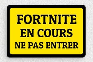 Plaque pour porte chambre d’ado - Plaque fortnite en cours - Ne pas entrer - 120 x 80 mm - PVC - jaune-noir - glue - signparti-porte-fortnite-002-1