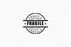 Nos tampons avec la formule FRAGILE - Tampon Fragile Compact - Sécurité pour Vos Colis Précieux 30x30 - 30 x 30 mm - 12 lignes max. - encre black - boîtier noir - formule-fragile03