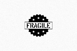 Nos tampons avec la formule FRAGILE - Tampon Carré Fragile - Précaution pour Objets Délicats - 30 x 30 mm - 12 lignes max. - encre black - boîtier noir - formule-fragile04