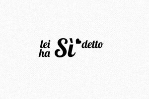 Timbro matrimonio "Lei ha detto Sì" in legno - 40x15 mm con testo e cuore integrato - undefined - encre black - it-matrimonio20-1747205025644