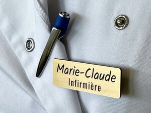 Badge Infirmière personnalisé rond en bois avec attache magnétique