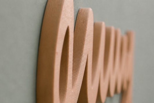 Holzlogo nach Maß – Ihr Firmenlogo aus Holz für die Wand-thumbnail