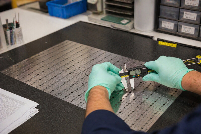 Markering door chemisch graveren op metaal — Aluminium, RVS, Messing-thumbnail