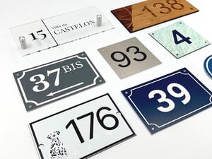 Numéro de maison / rue gravé et personnalisé couleur bleu chiffres blancs -  Signalétique extérieure