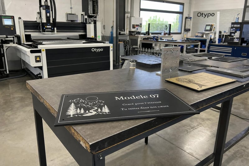 Produzione targa decorativa incisa